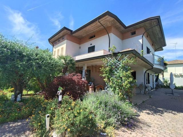 Villetta bifamiliare in vendita di 236 m² in Via P. Nenni, 16