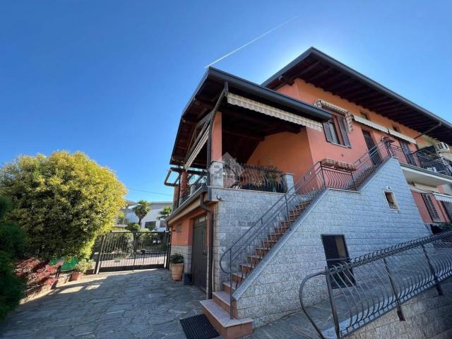 Villetta bifamiliare in vendita di 236 m² in Via Per Caronno Varesino, 38