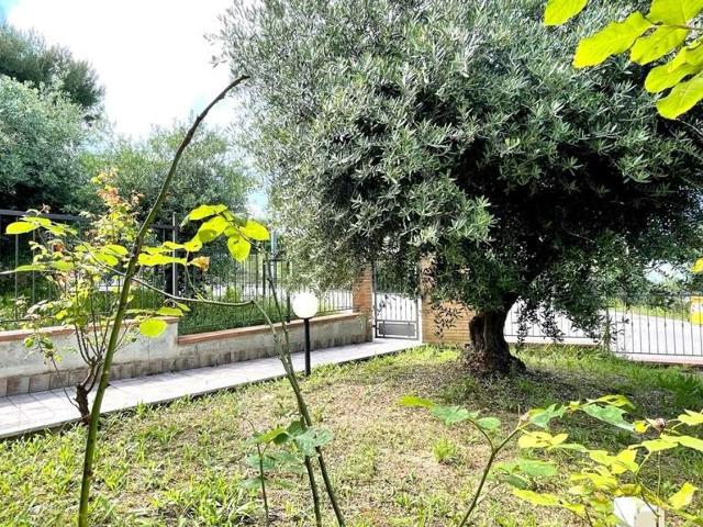Villetta bifamiliare in vendita di 236 m² in Via Santa Lucia