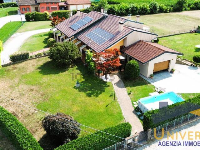 Villetta bifamiliare in vendita di 238 m² in Piazzetta Narciso Ganzina