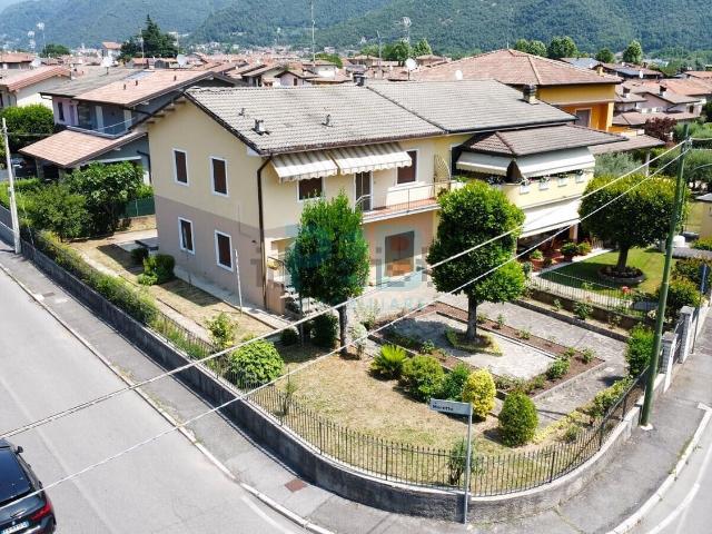 Villetta bifamiliare in vendita di 238 m² in Via Albera, 28