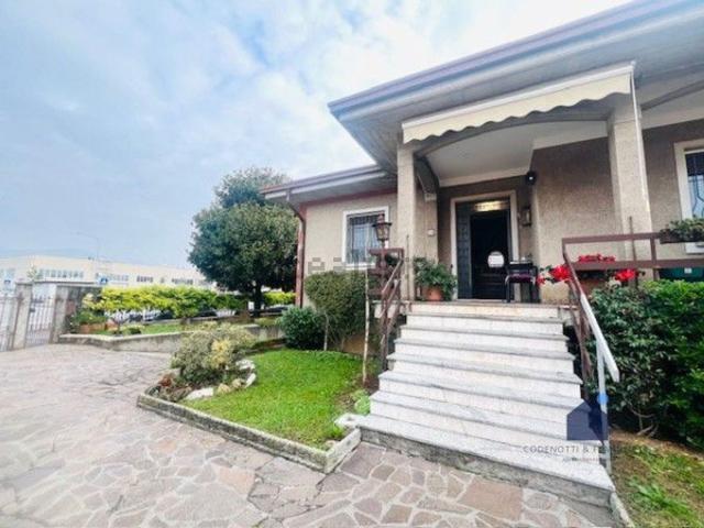 Villetta bifamiliare in vendita di 238 m² in Via Evaristo Almici, 109