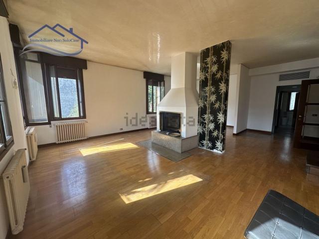 Villetta bifamiliare in vendita di 238 m² in Via Monte Grappa
