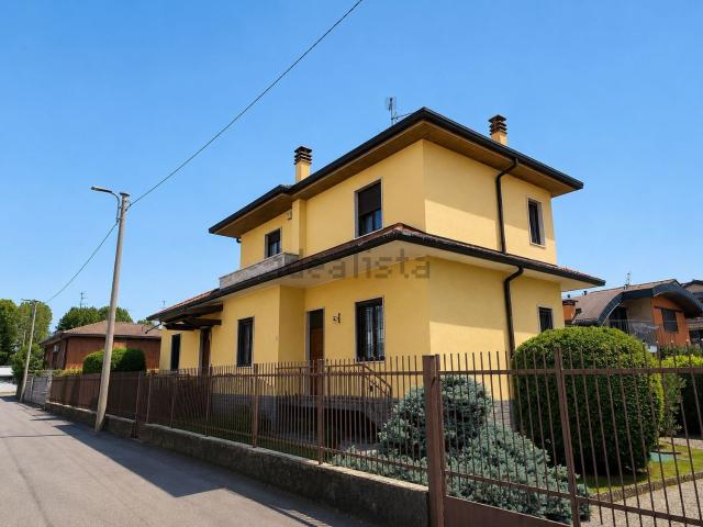 Villetta bifamiliare in vendita di 238 m² in Via Monte Nevoso, 12