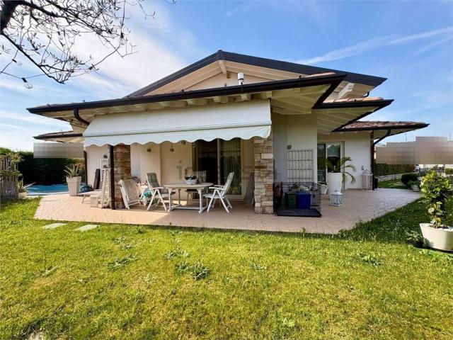 Villetta bifamiliare in vendita di 238 m² in Via Provinciale