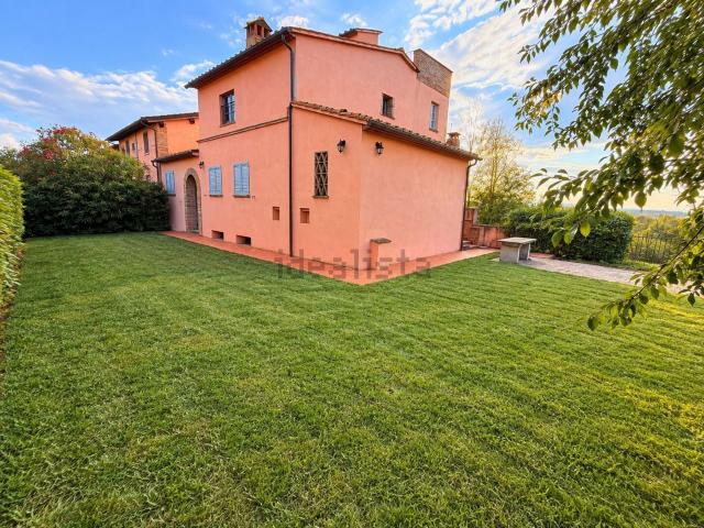 Villetta bifamiliare in vendita di 305 m² in Località Poggio Ciliegio