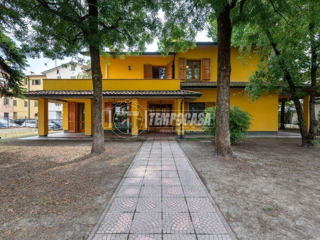 Villetta bifamiliare in vendita di 239 m² in Via Alessandro Manzoni