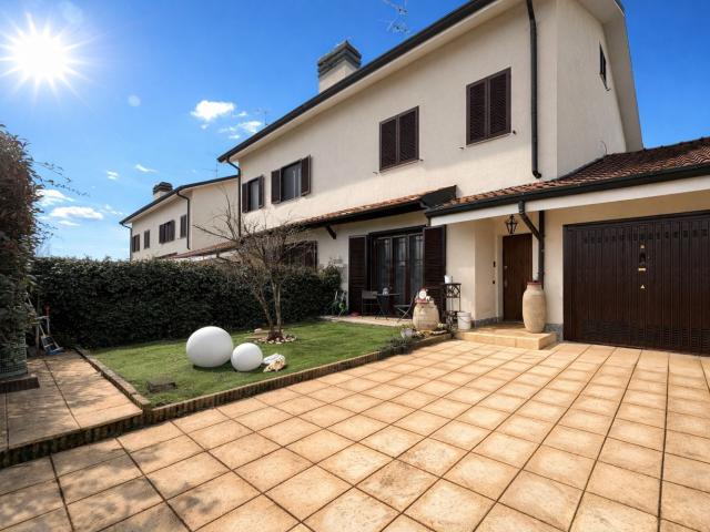 Villetta bifamiliare in vendita di 239 m² in Via delle Betulle