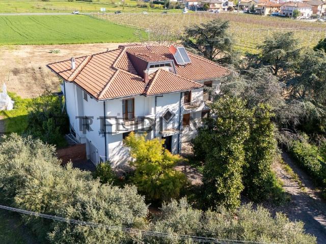 Villetta bifamiliare in vendita di 239 m² in Via Linaro