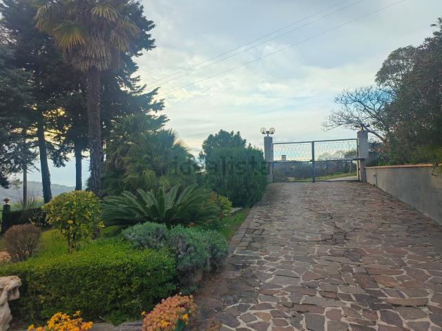 Villetta bifamiliare in vendita di 340 m² in Frazione Montesicuro