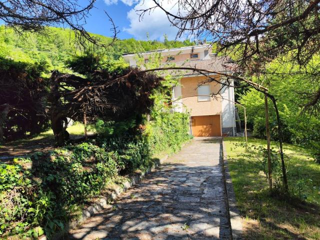 Villetta bifamiliare in vendita di 340 m² in Via al Santuario, 1