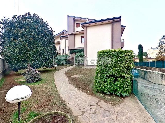 Villetta bifamiliare in vendita di 340 m² in Via Angelo Cazzaniga
