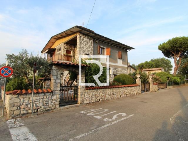 Villetta bifamiliare in vendita di 340 m² in Via C. Marx