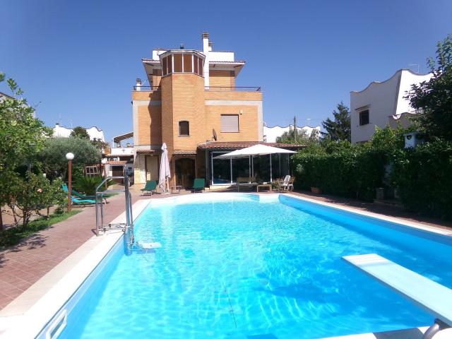 Villetta bifamiliare in vendita di 340 m² in Via degli Olmi, 60
