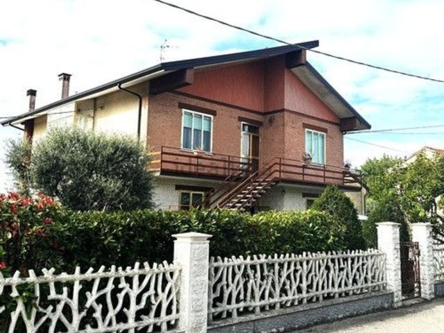 Villetta bifamiliare in vendita di 340 m² in Via del Bosco