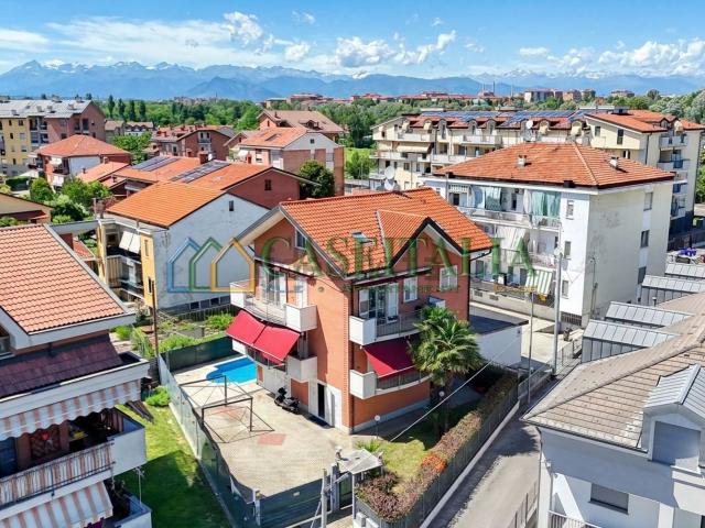Villetta bifamiliare in vendita di 340 m² in Via Fratelli Cervi, 19