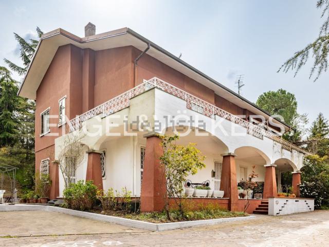 Villetta bifamiliare in vendita di 340 m² in Via Giuseppe Lelli, 39