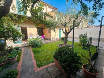 Villetta bifamiliare in vendita di 340 m² in Via IV Novembre