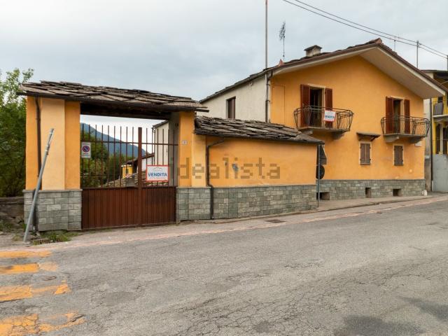 Villetta bifamiliare in vendita di 340 m² in Via Nazionale, 3