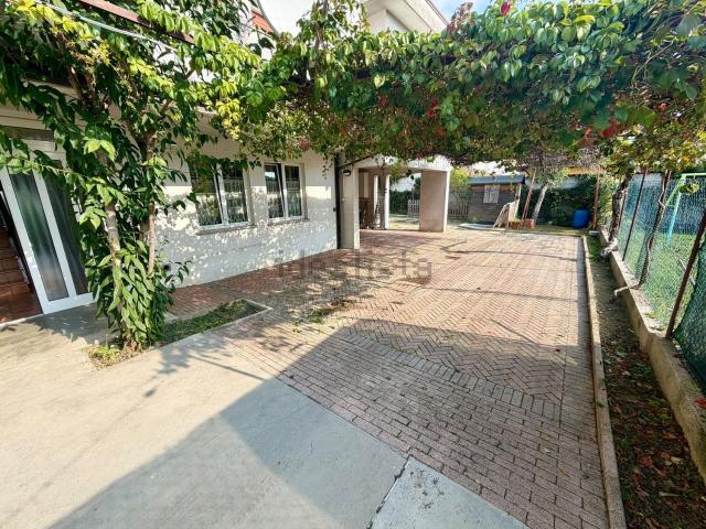 Villetta bifamiliare in vendita di 340 m² in Via Redipuglia, 50