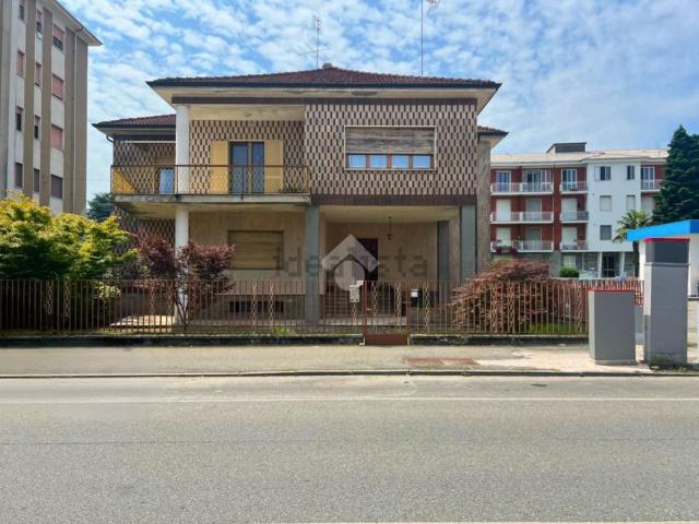 Villetta bifamiliare in vendita di 340 m² in Corso Santo Ignazio da Santhiá, 41