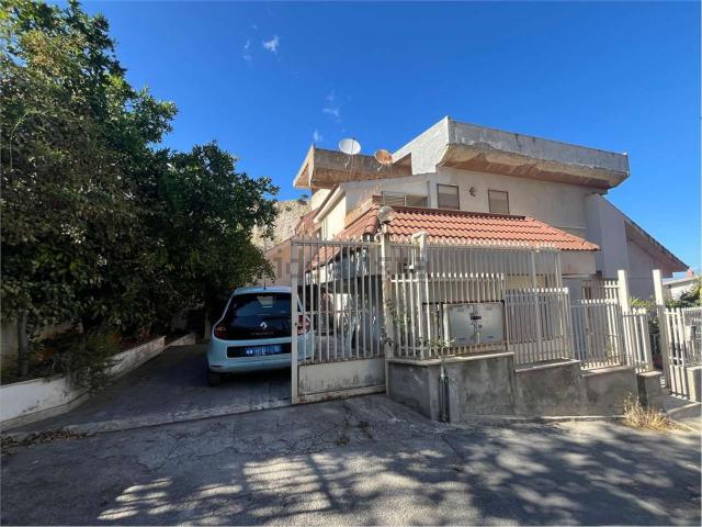 Villetta bifamiliare in vendita di 342 m² in Via Madre Candida