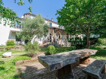 Villetta bifamiliare in vendita di 342 m² in Via Rupe