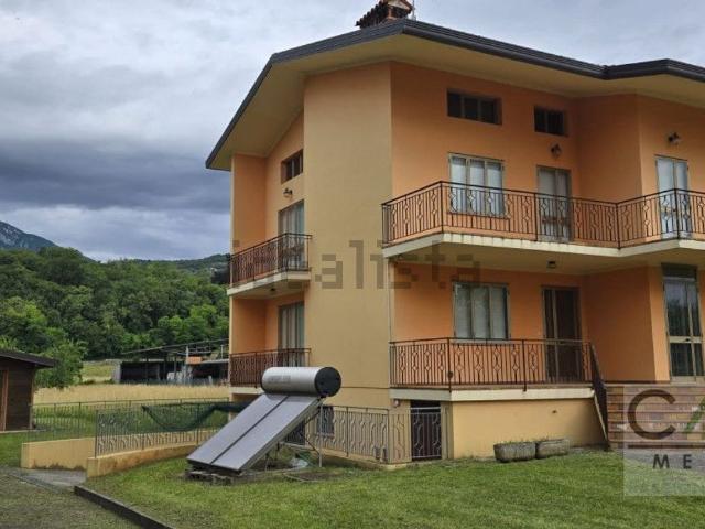 Villetta bifamiliare in vendita di 342 m² in Via Sottocollina, 2