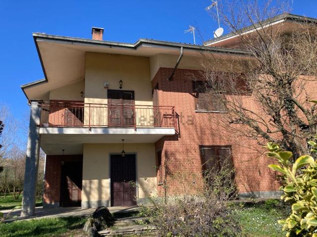 Villetta bifamiliare in vendita di 345 m² in Strada Airali, 4