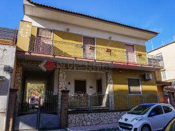 Villetta bifamiliare in vendita di 345 m² in Via Ludovico Sicignano, 26