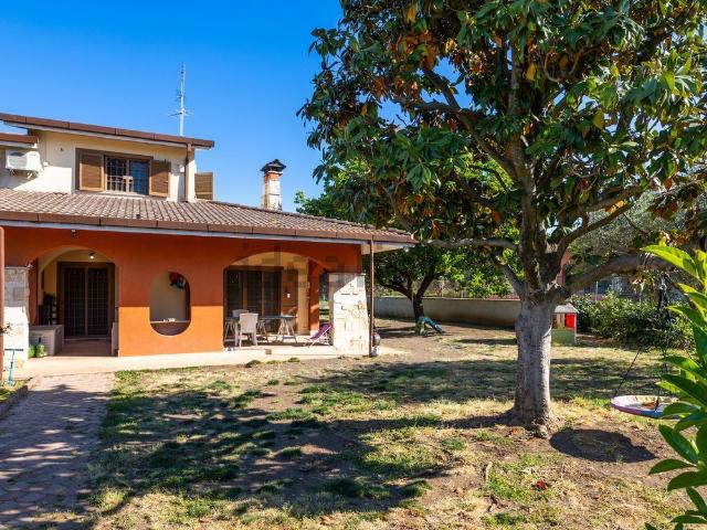 Villetta bifamiliare in vendita di 345 m² in Via Nettunense, 494
