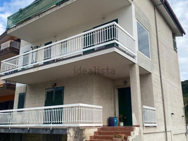 Villetta bifamiliare in vendita di 302 m² in Via Padova, 34