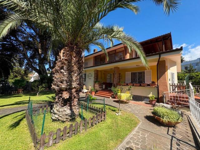 Villetta bifamiliare in vendita di 345 m² in Viale delle Cerase Marine