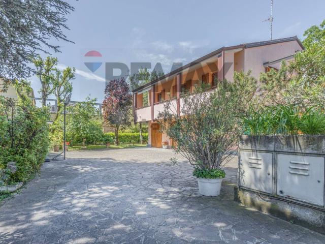 Villetta bifamiliare in vendita di 346 m² in Via Giacinta Pezzana, 36
