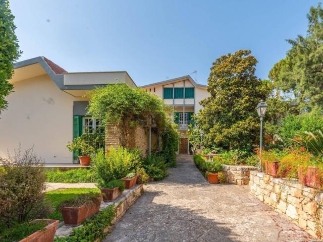 Villetta bifamiliare in vendita di 346 m² in Via Marche, 85