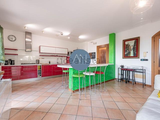 Villetta bifamiliare in vendita di 348 m² in Via dell&apos Emigrante, 14