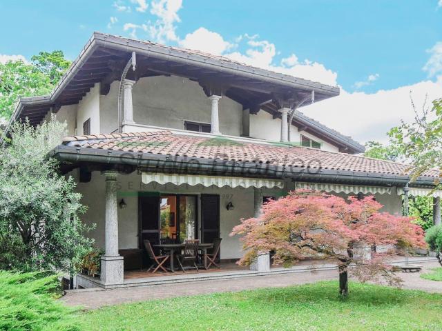 Villetta bifamiliare in vendita di 353 m² in Via Arturo Toscanini