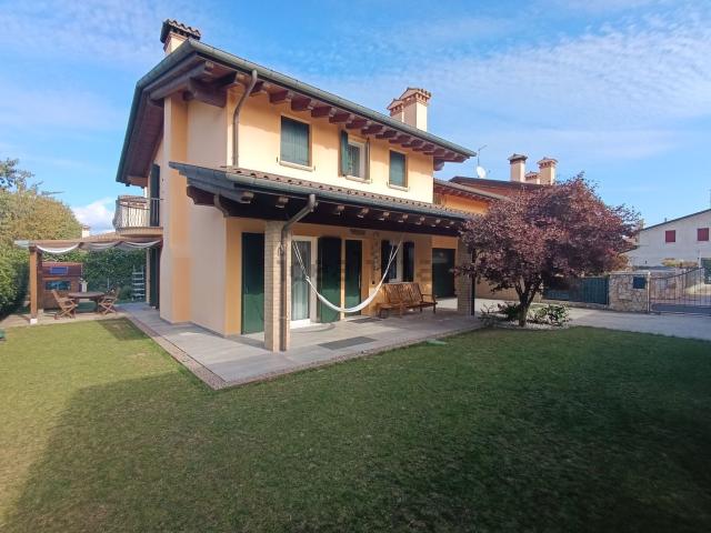 Villetta bifamiliare in vendita di 353 m² in Via Ramon