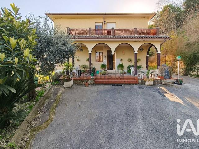 Villetta bifamiliare in vendita di 350 m² in Contrada Campiglione, 43