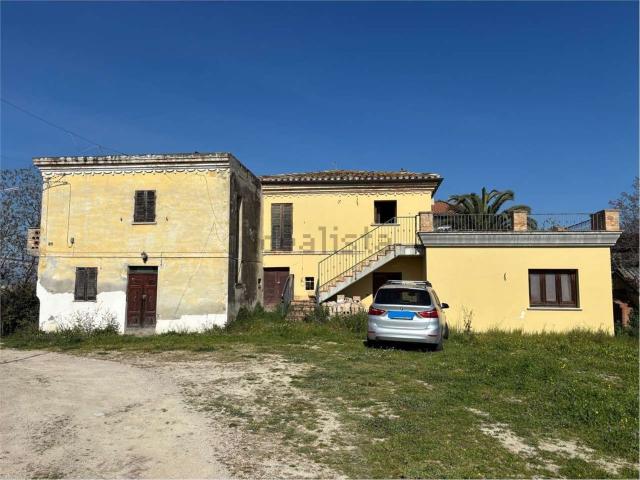 Villetta bifamiliare in vendita di 350 m² in Contrada Castellano, 21