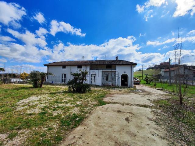 Villetta bifamiliare in vendita di 350 m² in Contrada Piano Cappelle