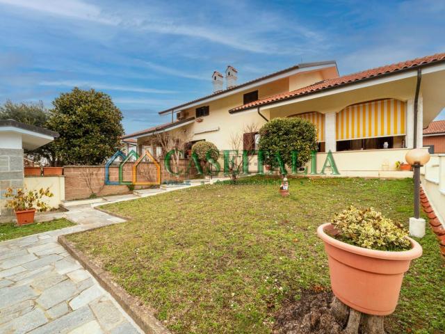 Villetta bifamiliare in vendita di 350 m² in Strada Bucet, 26