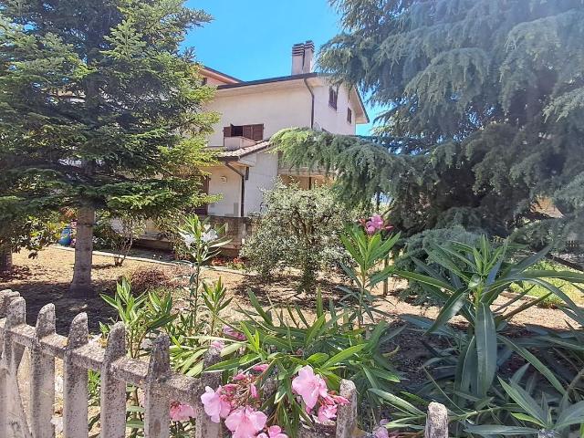 Villetta bifamiliare in vendita di 350 m² in Strada Faleriense, 1660