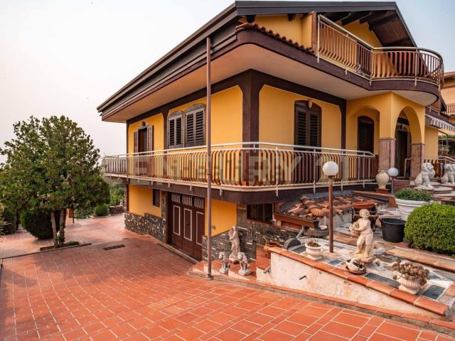 Villetta bifamiliare in vendita di 350 m² in Strada Provinciale 4/11