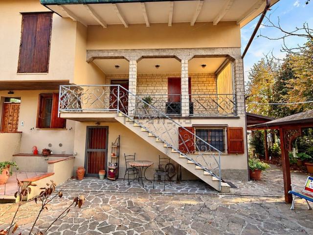 Villetta bifamiliare in vendita di 350 m² in Via U. Foscolo