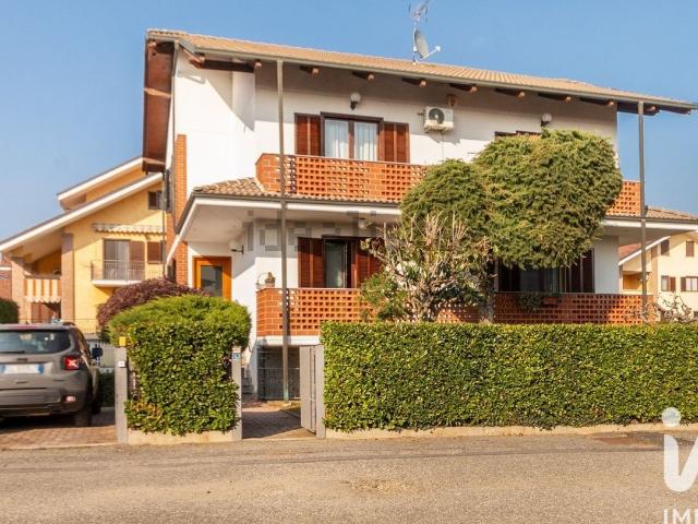 Villetta bifamiliare in vendita di 361 m² in Via Udine, 38