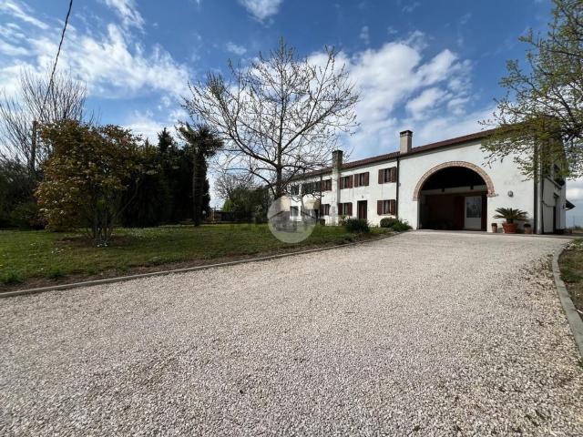Villetta bifamiliare in vendita di 350 m² in Via Villanova, 33