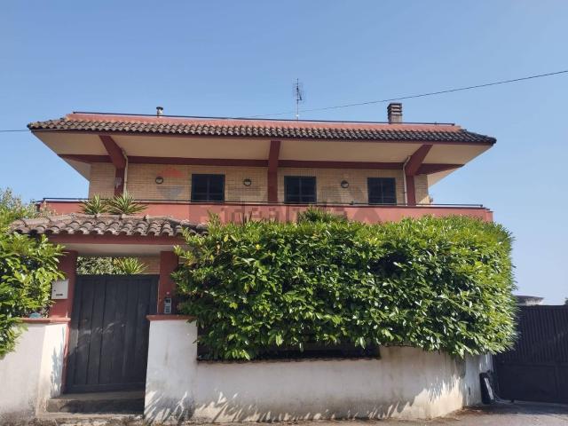 Villetta bifamiliare in vendita di 350 m² in Via Aldo Moro