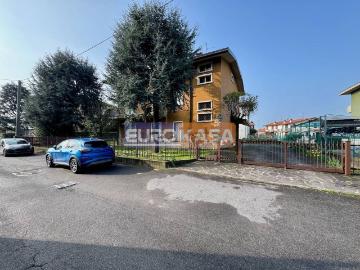 Villetta bifamiliare in vendita di 350 m² in Via Antonio Vivaldi