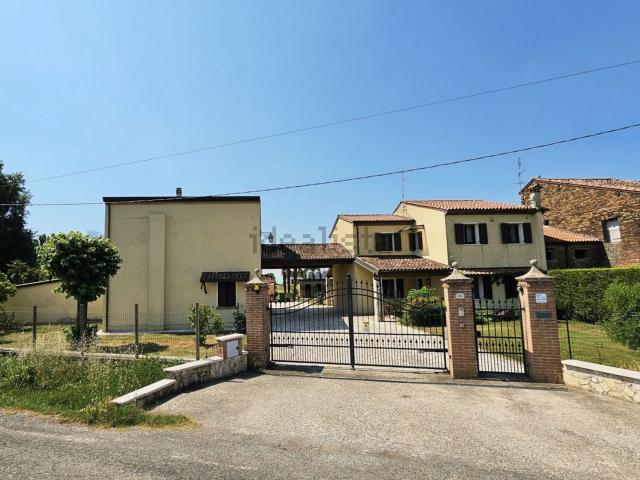 Villetta bifamiliare in vendita di 350 m² in Via Bissona